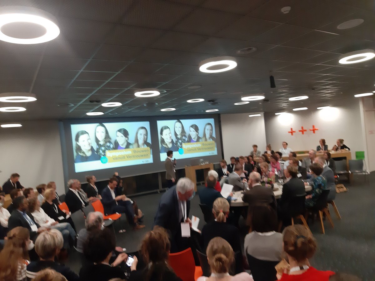 VvAA's tweet photo. We zijn begonnen! #BouwenvanuitVertrouwen Bestuurslid Thomas Schok heet iedereen welkom. "Geniet van de discussie. Deel wat u denkt en voelt." #interactie https://t.co/NiBh6ngam4