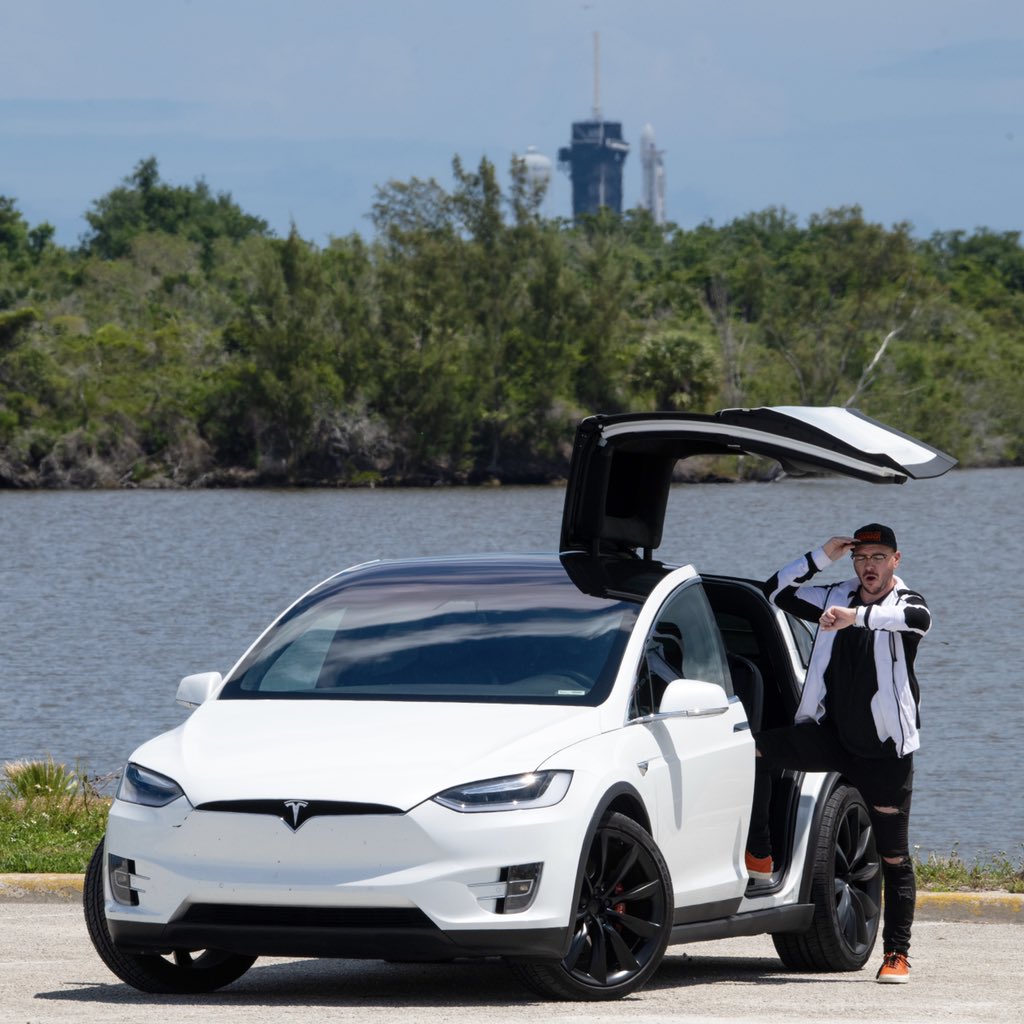 Erdayastronaut's tweet photo. When this thing hits 88 mph, you’re gonna see some serious s#*%!!! #falconheavy - Thanks @TheFavoritist for the photo and @FrunkYea for the @tesla Model X rental 🙌 https://t.co/4xYgznNl0A