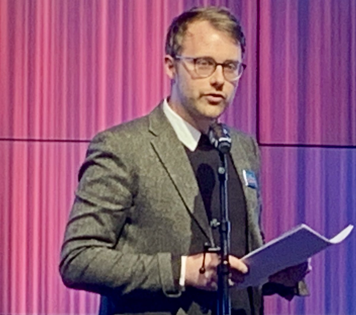 Logistikhelden's tweet photo. Was für ein Brett! #Poetry #Slammer #Lars #Ruppel stellt die Kategorien der Besten Logistik #Marke in Gedichtform vor. Und trägt das Wirtschaftsmacher-Motto am Revers: Hört auf zu Jammern. Macht. Wir sind jetzt ziemlich stolz! https://t.co/ZmLbTiIaov