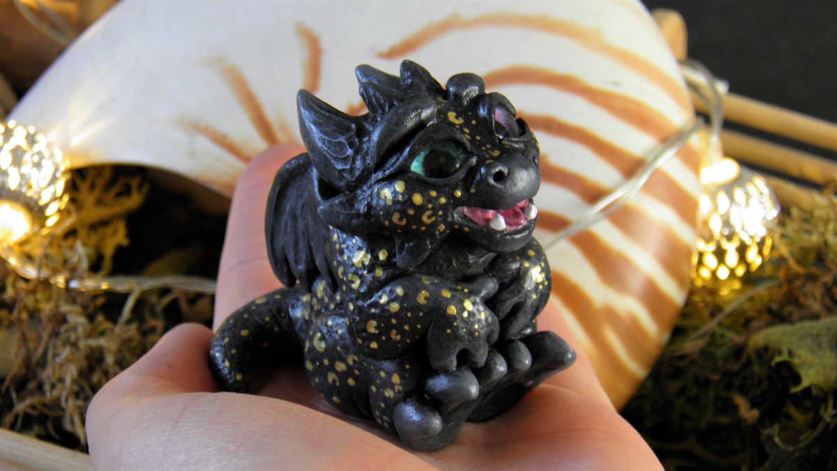 NeronaiSculpts's tweet photo. Baby Dragon Aurelia - available in my shop: https://t.co/nvGJqUrxXB

🌸Check out my Spring Sale on Etsy! 🌸

#dragon #babydragon #cutedragon #sculpture #figurine #handmade #etsy #fantasy #art #etsysale #blackdragon #polymerclay #clay #critter #supportsmallbusiness #Kunst #Drache https://t.co/wsHmYp8X66