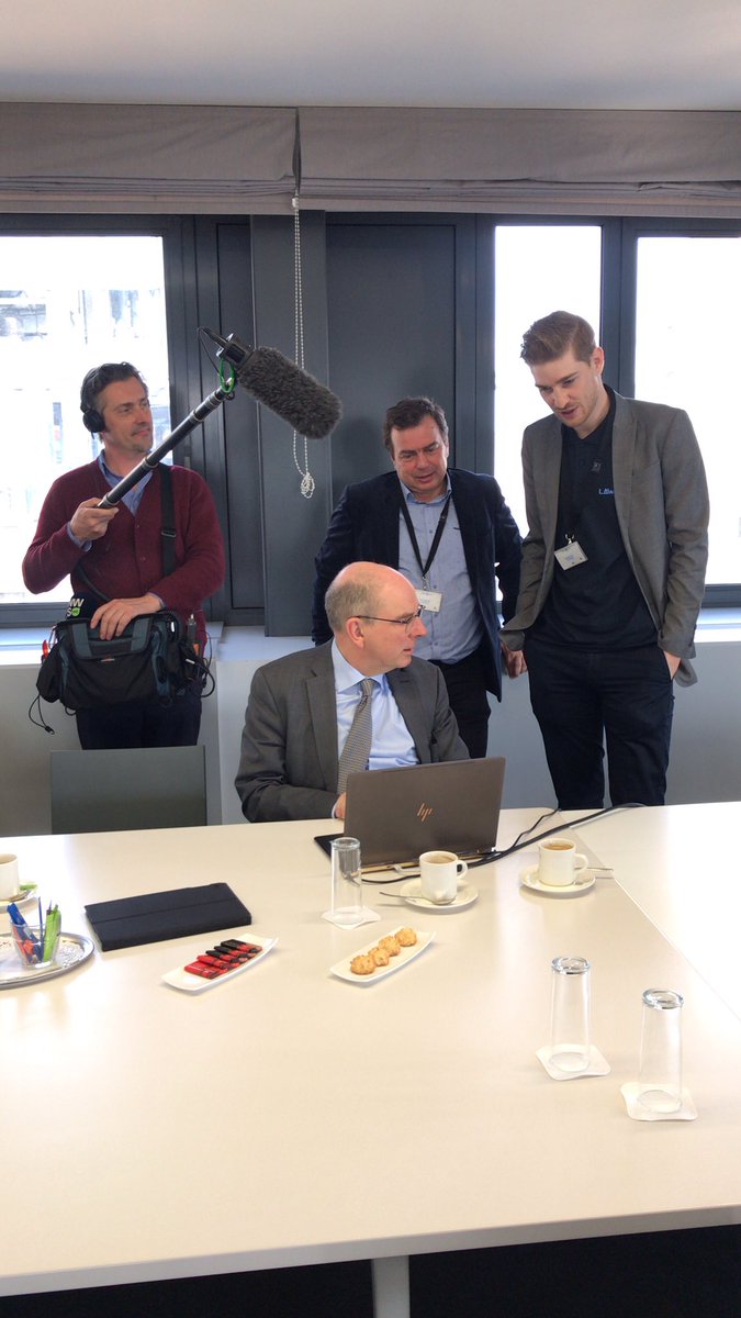 lauren_vp's tweet image. Vandaag kreeg ik de opportuniteit om een persconferentie van dichtbij mee te maken! Minister @Koen_Geens1 testte de chatbot die @Lawren_io speciaal ontwikkelde voor de @VlaamseBalies ⚖️ Trots dat ik hieraan heb mogen meewerken 💪🏼 #masterMPC