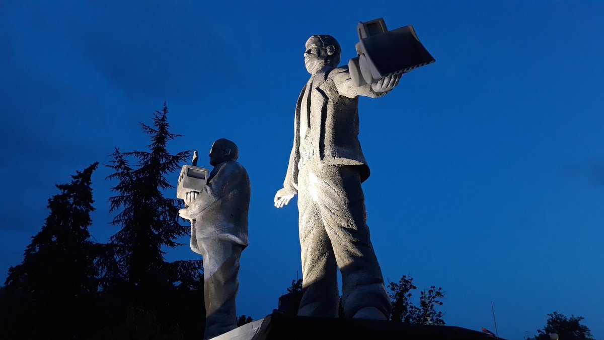 srdjancvijic's tweet photo. #Begrade has 2 new monuments. Common theme state capture and graft. 
1 is of the deputy mayor Vesić who is destroying the city and the other is to the minister of finance Mali who is suspected in the #Savamala affair @nedavimobgd https://t.co/VaEnOQcGKn