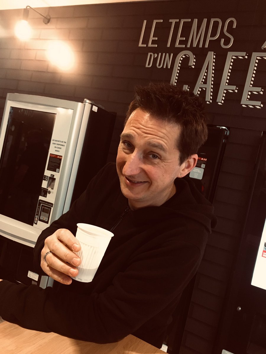 SelligOfficiel's tweet photo. Direction Spa en Belgique pour l’enregistrement de l’émission Signé Taloche. Demain Tours et Dimanche Cap d’Agde avec @rirechansons Mais pour l’instant café ! Car toutes les deux heures la pause s’impose 😜@Talocheofficiel @RTBF @CorniaudAndCo 
#Selligtour #Selligteam #Episode5 https://t.co/6V0Hv6cWOI
