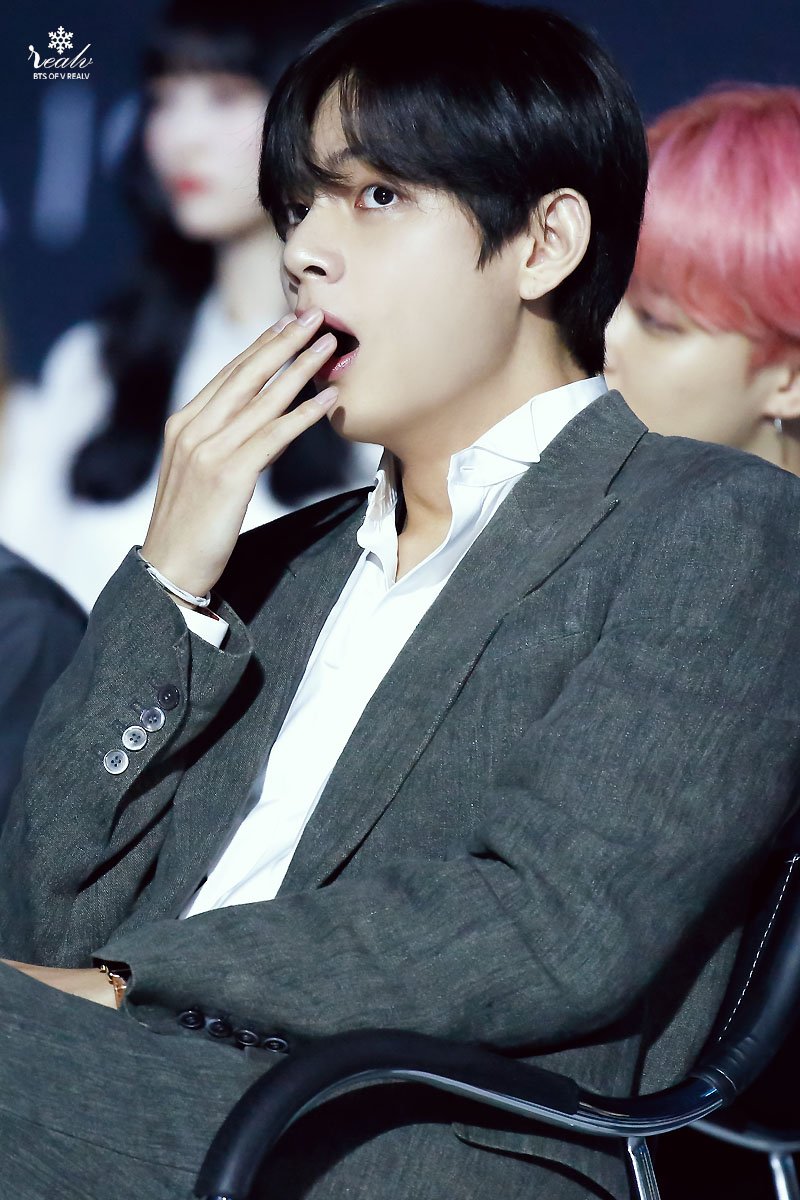 REALV1230's tweet photo. 190424 더팩트 고화질

흐아아암 ㅇㅅㅇ!!
흐으으으음 (내적하품)

귀여워!!!!!!!!!!!!!!!!!!!!!!!!!!!!!!!!!!!!!!!!!!!!!
ㅇ-<-<

#뷔 #V #taehyung #태형 #김태형 #태태  #방탄소년단 #BTS⁠ ⁠ #防弾少年団   #BBMAsTopSocial BTS @BTS_twt https://t.co/U79UgcMec6