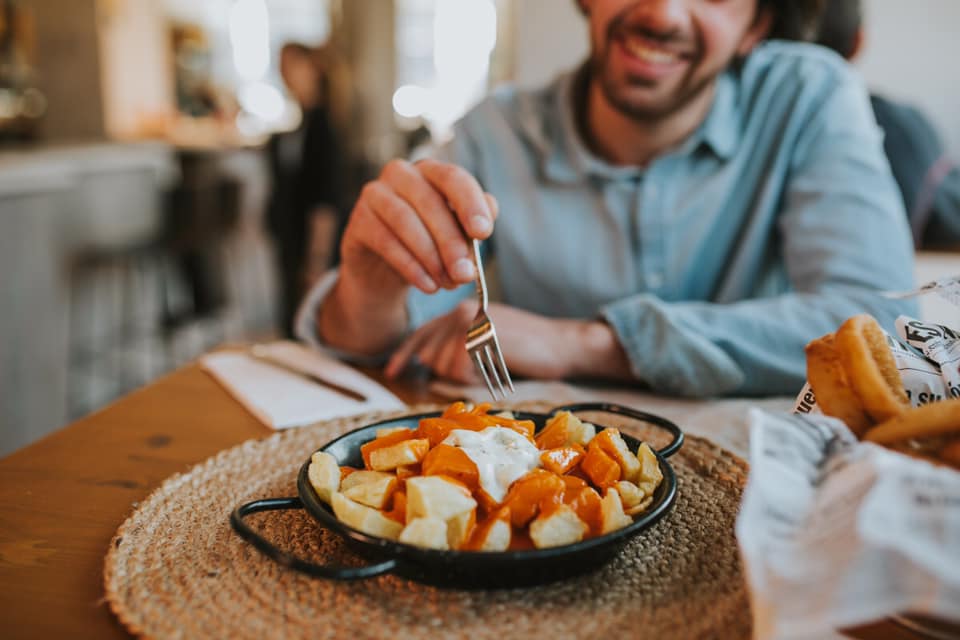 entrepuentes's tweet photo. ¡Nuestro amor incondicional a los clásicos! Unas bravas alegran el día a cualquiera. ¿Sabéis cuál es el secuestro de las nuestras? Un producto base de calidad y local 🤭

#Entrantes #PatatasBravas #Picoteo #Foodie #ComoEnCasa #CasualFood #foodporn https://t.co/IdYvZX6gY4