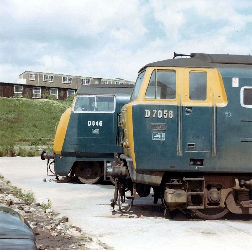 RailwayCentral's tweet image. End of the line.... #Class35 '#Hymek' #D7058 alongside #Class43 '#Warship' #D846 at #OldOakCommon early 1970's.... D7058, (b #BeyerPeacockLtd) (dd 28/11/62 #CardiffCanton) (pwfu 03/10/71) (Scpd #SwindonWorks 06/72) after only 9yrs 📷#FredCastor.... @RailwayCentral