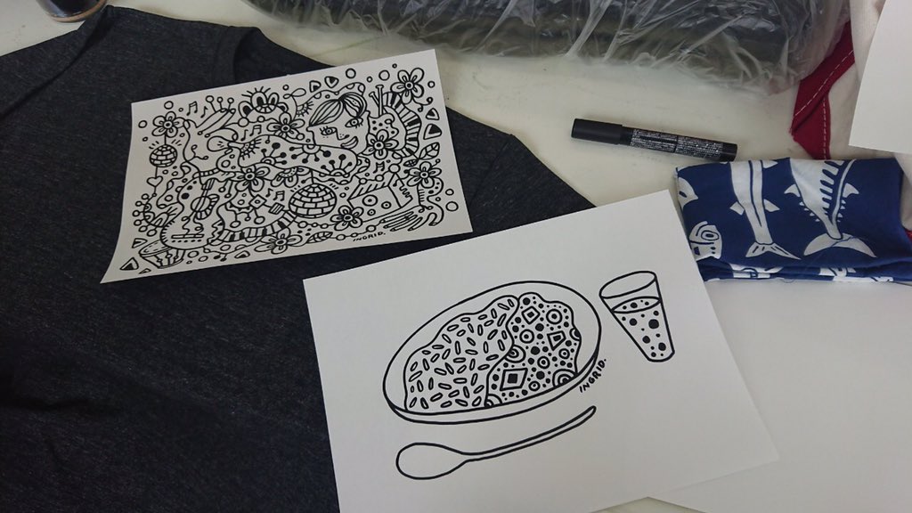 僕がお世話になってるデザイナー、<a href="/poisson_ingri/">INGRID.art</a> いんぐり
ほんとはもっと余白も自分の世界で埋めたいと思ってただろーに、わがままでカレーライスだけという彼女もあまりしないシンプルなデザインをしてくれた。どっちの絵も僕は好きだし、なんだか夢の中みたいな絵だ。