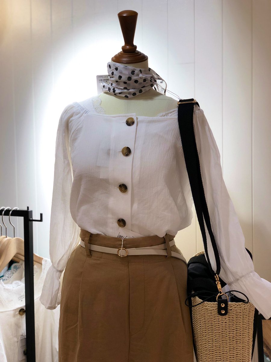 ルミネ横浜 4f ローリーズファーム 大人気 この季節に着たいリネンシャツが再入荷 綿楊柳素材を使用した 夏らしい ブラウス フロントに大き目ボタンを付けることで 表面感 トレンド感をプラス 人気の スクエアネック を取り入れ 前後2wayで ルミネ横浜 4f ローリーズファーム 大人気 この季節に着たいリネンシャツが再入荷 綿楊柳素材を使用した 夏らしい ブラウス フロントに大き目ボタンを付けることで 表面感 トレンド感をプラス 人気の スクエアネック を取り入れ 前後2wayで