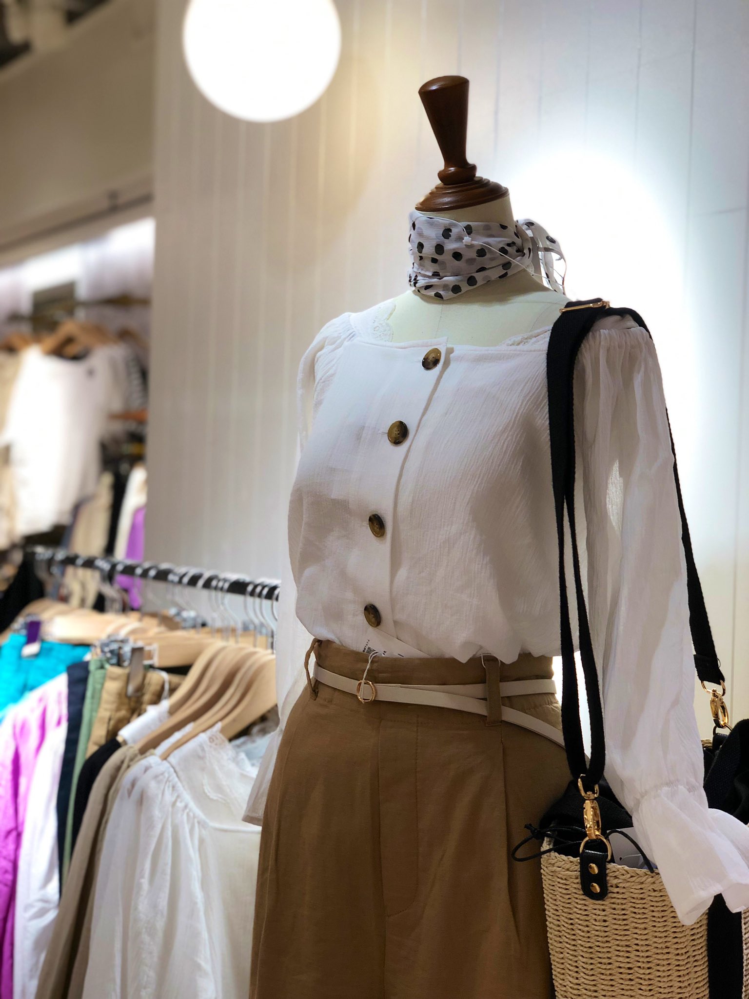 ルミネ横浜 4f ローリーズファーム 大人気 この季節に着たいリネンシャツが再入荷 綿楊柳素材を使用した 夏らしい ブラウス フロントに大き目ボタンを付けることで 表面感 トレンド感をプラス 人気の スクエアネック を取り入れ ルミネ横浜 4f ローリーズファーム 大人気 この季節に着たいリネンシャツが再入荷 綿楊柳素材を使用した 夏らしい ブラウス フロントに大き目ボタンを付けることで 表面感 トレンド感をプラス 人気の スクエアネック を取り入れ