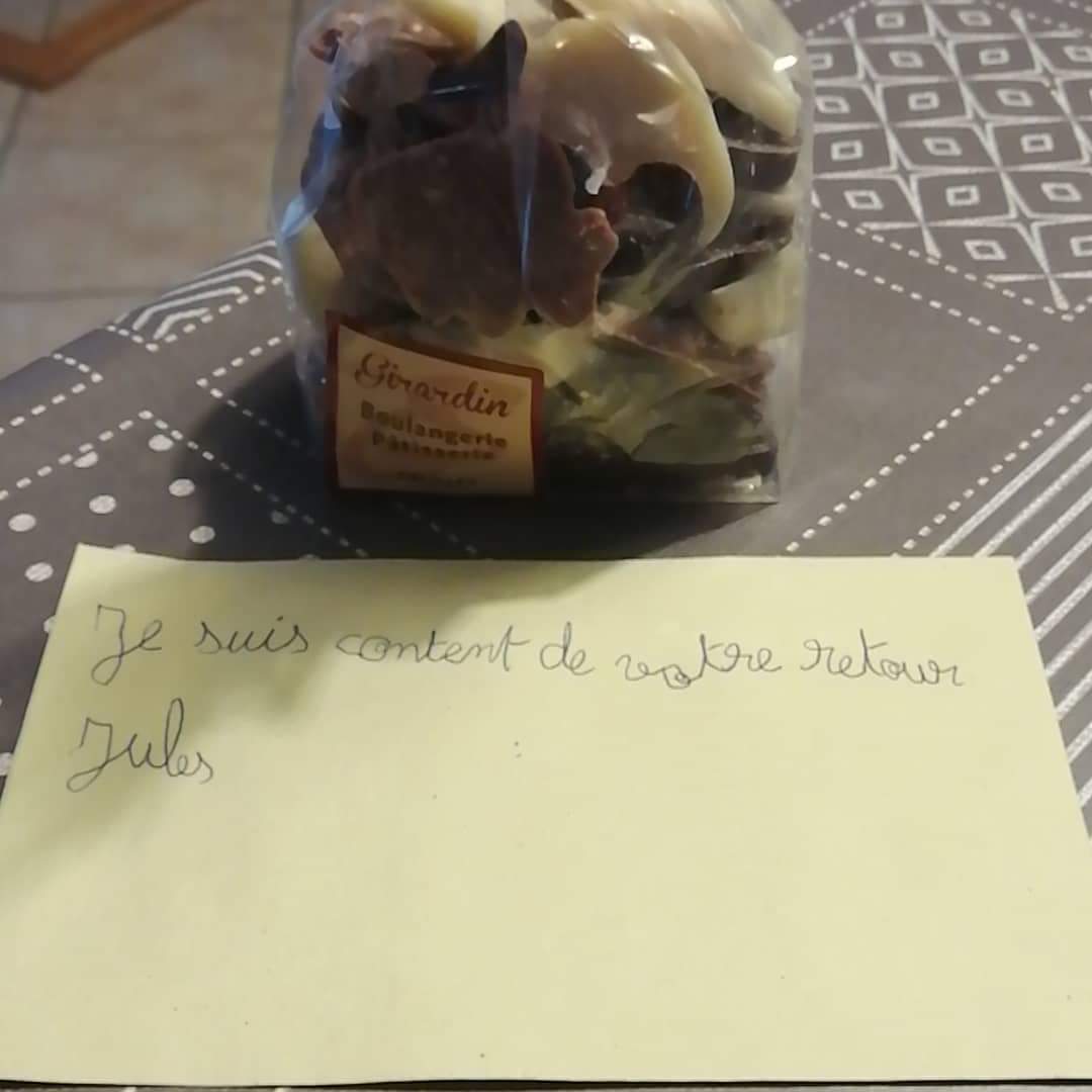 MamanProfite's tweet image. La bienveillance !
Apprendre à son enfant les petits gestes qui font plaisir.
La maîtresse de Jules revient d'un long arrêt. Jules a voulu montrer sa sympathie envers elle. Un geste qui veut juste dire : Je me suis inquiété pour vous, j'ai pensé à vous.
 #bienveillance