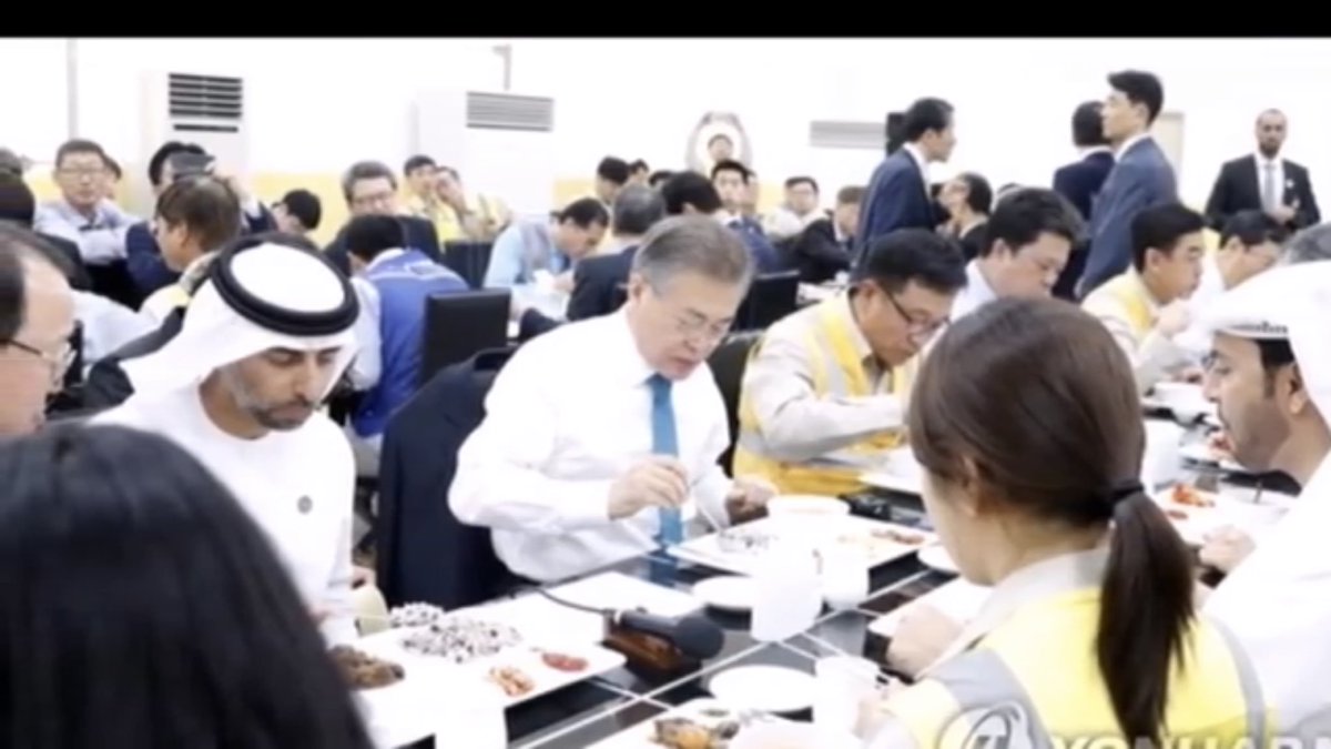 世界平和を願う 文大統領と 韓国料理を 食べるuae王族の表情が韓国ネットを怒らせた その2枚の写真が流出 その画像は T Co Mnwbkcikks Youtubeより 世界平和を願う 文大統領と 韓国料理を 食べるuae王族の表情が韓国ネットを怒らせた その2枚の写真が流出 その画像は T Co Mnwbkcikks Youtubeより