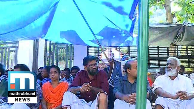 mathrubhuminews's tweet photo. Adivasis Launch Sit-In Stir Near Collectorate To Protest Against Eviction https://t.co/fgSyeqbwAR #ThovarimalaAdivasis #EvictionProtest #WayanadCollectorateStir https://t.co/FdQU5m9k3v