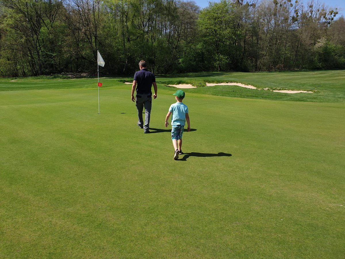 DamrowLucas's tweet photo. Showing Anika's nephew the course. He was excited and showed up in his John Deere hat for "work". Great little buddy!! #greenkeepingkassel #futuregreenkeeper #golf #golfclubKasselWilhelmshöhe https://t.co/csdUOqDMdX