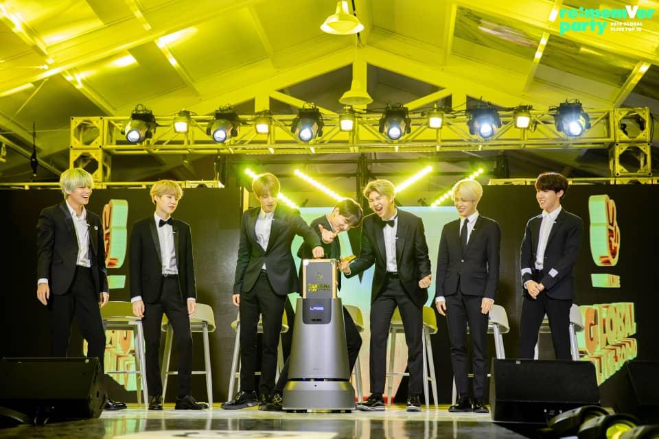 All people smile in the same language💜
#BBMAsTopSocial BTS <a href="/BTS_twt/">방탄소년단</a>