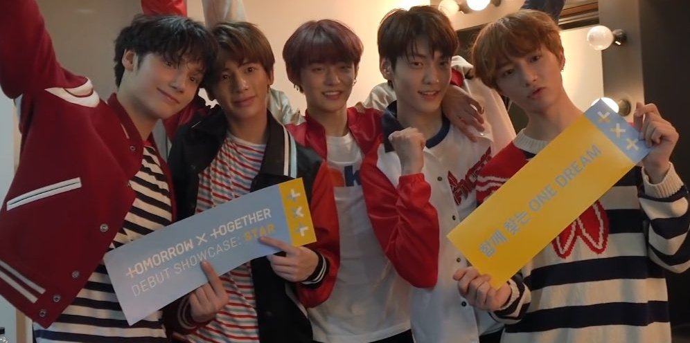 bluesxmmer's tweet photo. ahora que ya somos una familia, estoy dispuesta a seguir con Tomorrow by Together, apoyarlos en todas las metas que se propongan y en un futuro recordar lo lejos que han llegado con su talento y esfuerzo.  #HelloYoungOne
@TXT_members @TXT_bighit https://t.co/k23EBAsnnn