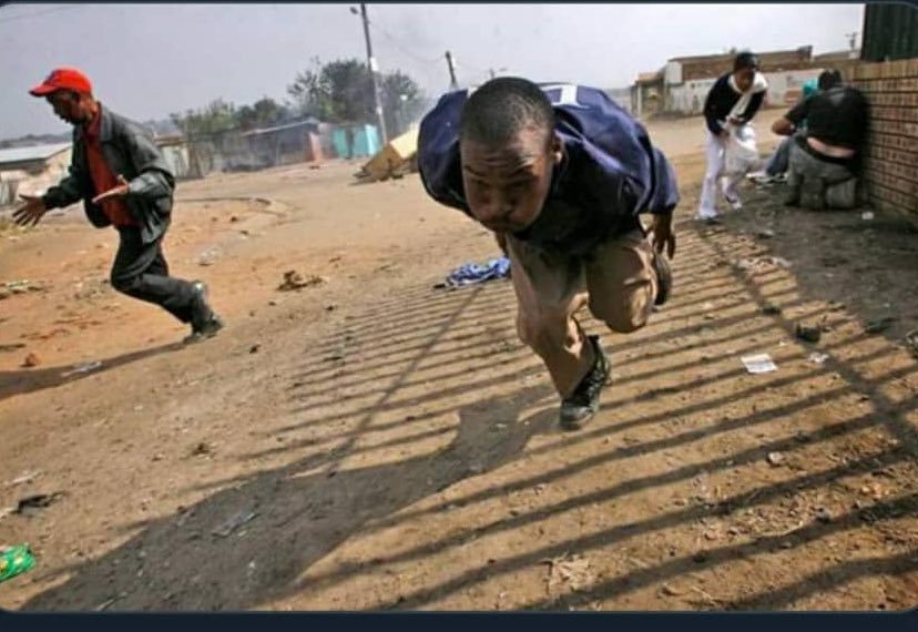 SuPrEmECoCkSmAn's tweet image. In a kibanda yesterday, oyo museveni yaguze #bombadier zigenda kutambuza ba Nrm MPs mu  campaign 2021 naye Boi asaga ffe tulina Boda. #UgandaAirlines