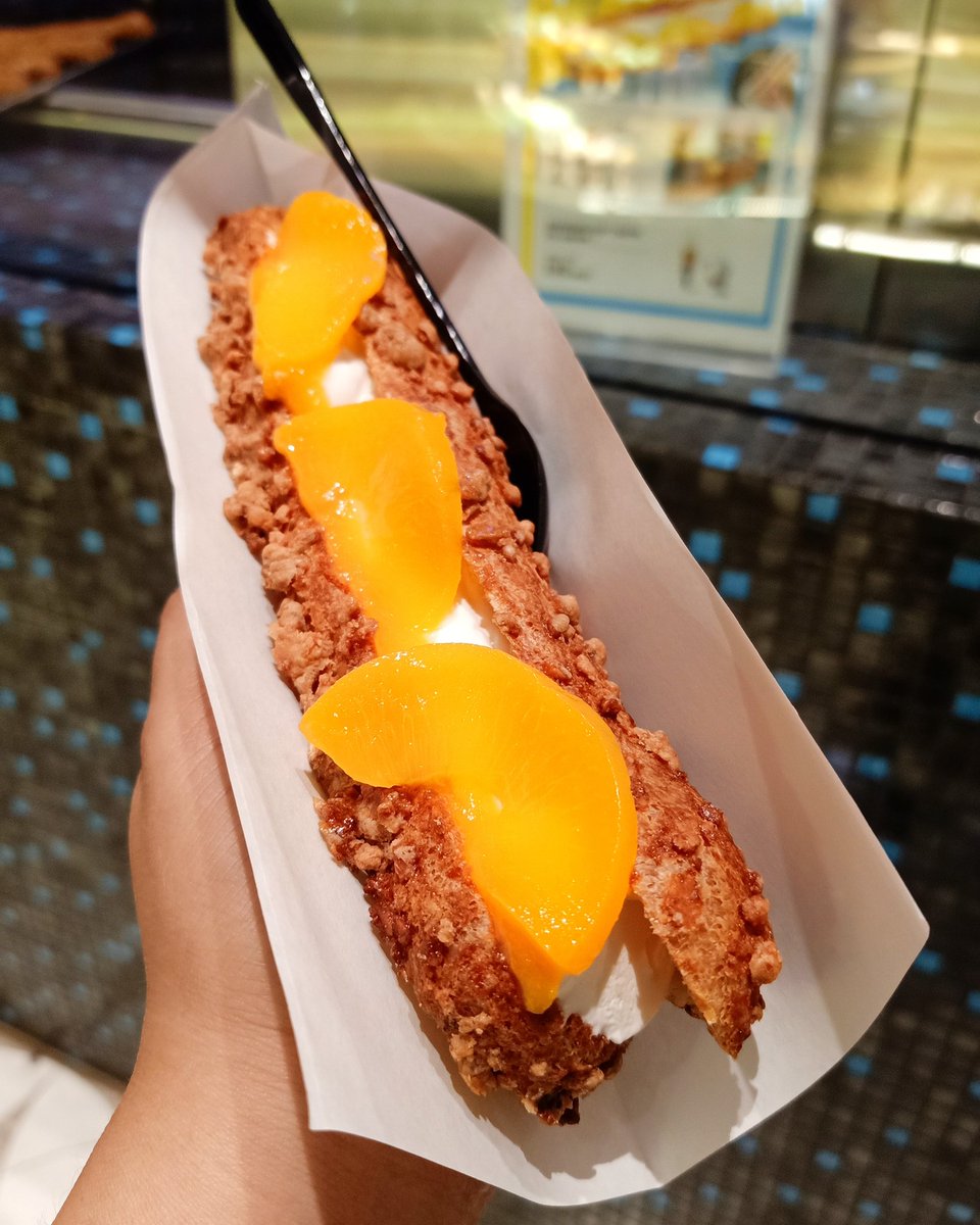 sapooknick23's tweet photo. 📍Croquantchou Zakuzaku
สาขา Iconsiam ชั้น G 
" Hiyazaku Peach" 🍑 105.- 
ชอบความกรุบกรอบของตัวชู (อร่อยอยู่แล้ว) ข้างในเป็นไอศกรีมซอฟท์เสิร์ฟนมฮอกไกโดเย็นๆ ท็อปด้วยเนื้อพีชเปรี้ยวหวาน เหมาะกับอากาศร้อน หอมตัวแป้งชูสดชื่นกับไอศกรีมและพีช 
อร่อย 😋🍦🥖🍑
#อร่อยบอกต่อ @aroii https://t.co/L70A0nxREJ