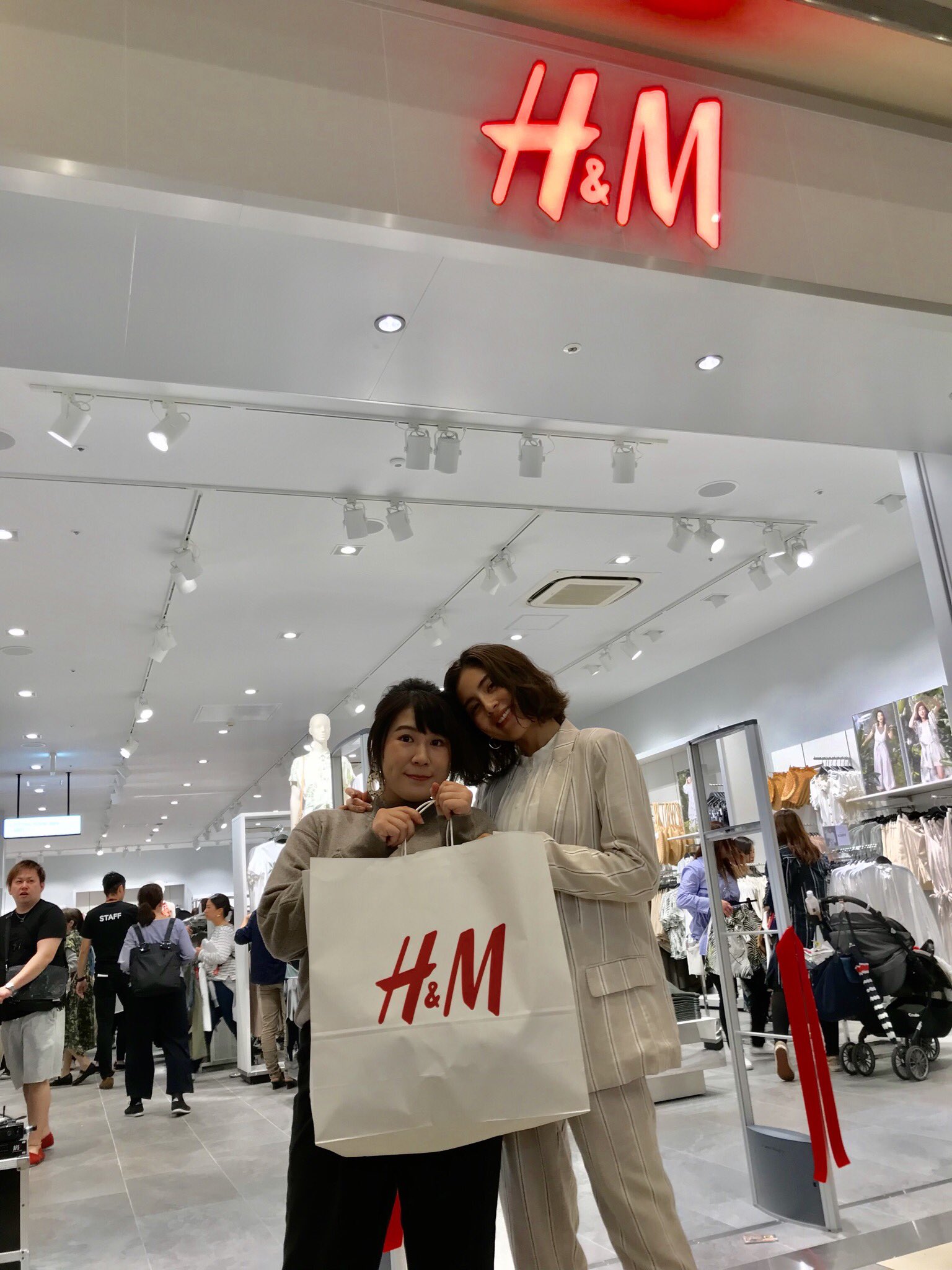 H M Japan New Store 本日h Mララガーデン川口店がオープン ゲストにラブリちゃんが登場 先着1組目と一緒にショッピング体験をしていただきました お越しくださいました皆様ありがとうございました 引き続きショッピングをお楽しみください