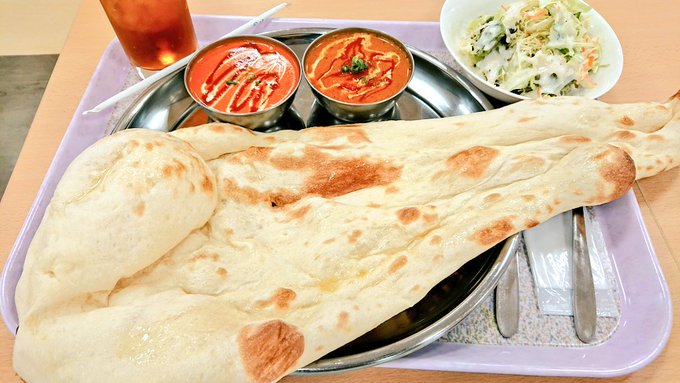 初めてちゃんとしたインドカレー食べに来たんだけどナンってこんなサイズなの???バグみたいな大きさの出て来て絶望してる…(ToT) 