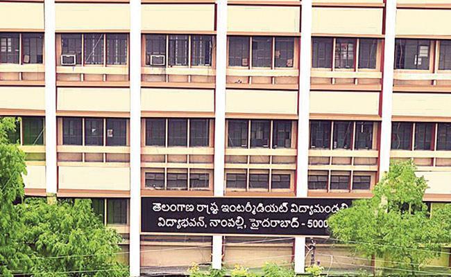 sakshinews's tweet image. ఇంటర్‌ బోర్డు కీలక నిర్ణయం : sakshi.com/news/telangana… #IntermediateResults #IntermediateBoard #Hyderabad