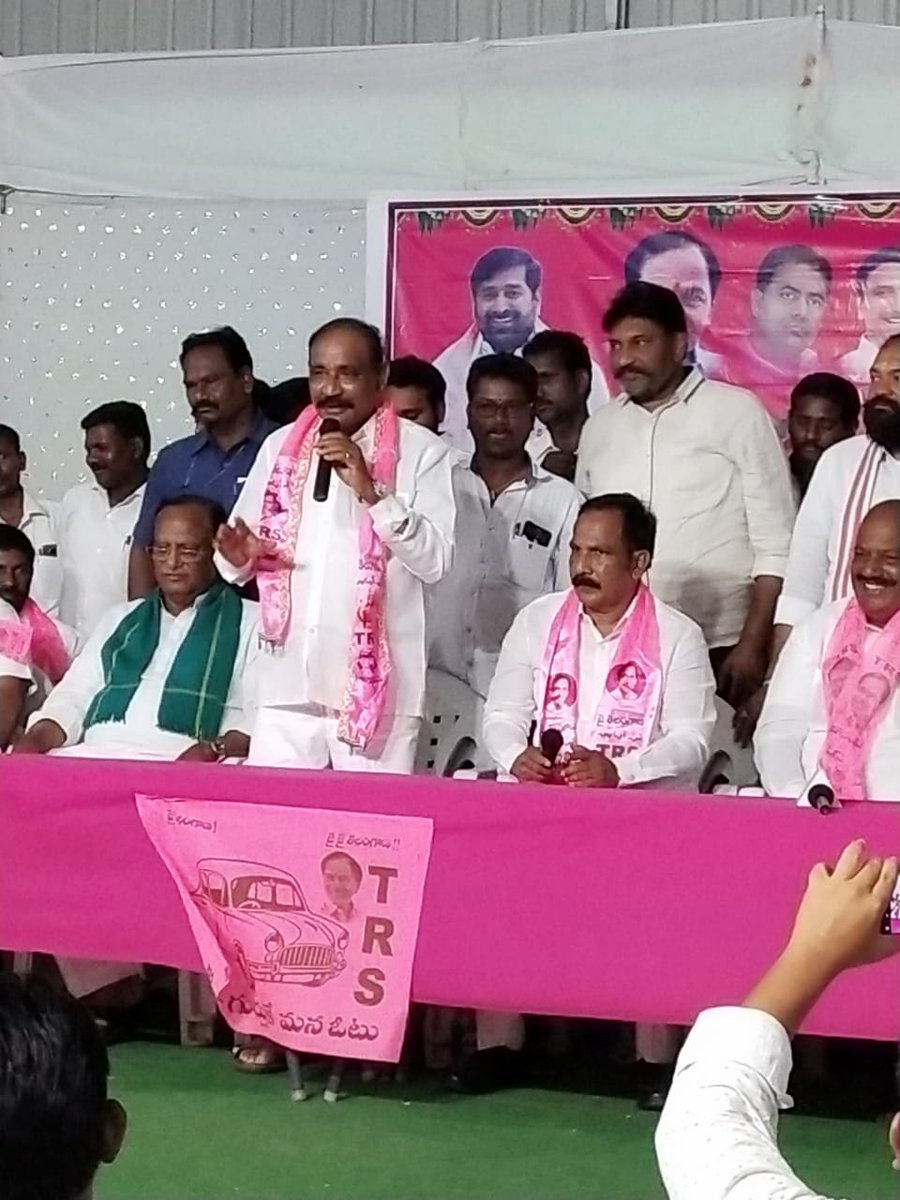 MNagarjunasagar's tweet photo. నల్గొండ జిల్లా....
పెద్దవూర మండల కేంద్రంలో కాంగ్రెస్ పార్టీకి చెందిన సీనియర్ నాయకులు అబ్బిడీ కృష్ణారెడ్డి 500 మంది తన అనుచరులతో కలిసి ఎంపి RSS చైర్మన్ గుత్తా సుఖేందర్ రెడ్డి ,ఎమ్మెల్యే నోముల నర్సింహయ్య గారి సమక్షంలో trs పార్టీలో చేరిక.పాల్గొన్న వేమిరెడ్డి నరసింహ రెడ్డి గారు . https://t.co/V6xC5C8Rj8