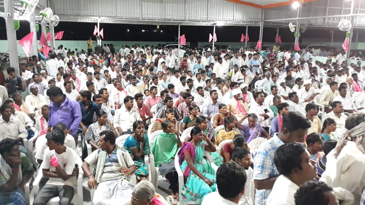 MNagarjunasagar's tweet photo. నల్గొండ జిల్లా....
పెద్దవూర మండల కేంద్రంలో కాంగ్రెస్ పార్టీకి చెందిన సీనియర్ నాయకులు అబ్బిడీ కృష్ణారెడ్డి 500 మంది తన అనుచరులతో కలిసి ఎంపి RSS చైర్మన్ గుత్తా సుఖేందర్ రెడ్డి ,ఎమ్మెల్యే నోముల నర్సింహయ్య గారి సమక్షంలో trs పార్టీలో చేరిక.పాల్గొన్న వేమిరెడ్డి నరసింహ రెడ్డి గారు . https://t.co/V6xC5C8Rj8