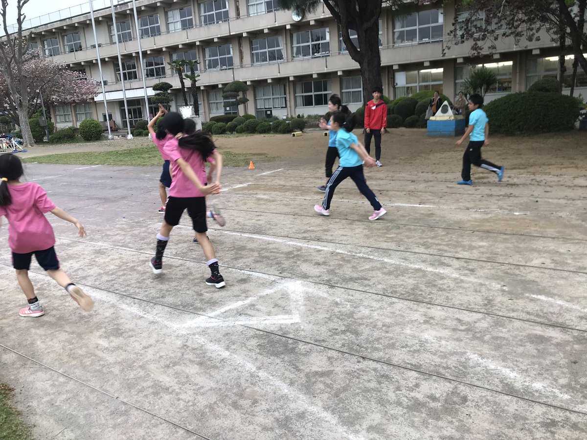 GeneasN's tweet photo. 昨日は中台小学校でかけっこ教室のお手伝いをさせていただきました。
先週と同様にアップとドリルを行った後、僕達学生は2~4年生の変形リレーを任されました。子供達の順番やその伝え方などまだまだ工夫するべきことが多くあると感じました。
理学療法学科4年 薄井慎也
#geneas #narita #中台小学校 https://t.co/MswVmovQ6Q