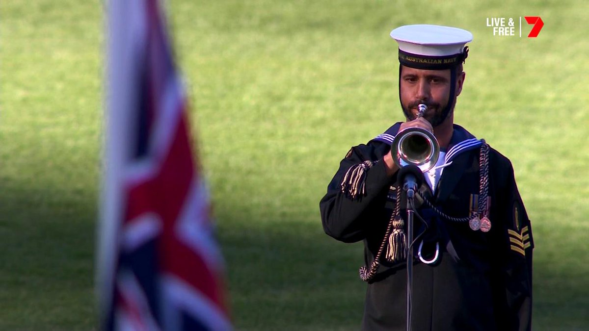 afl-fans-pack-the-mcg-for-pre-game-anzac-day-ceremony