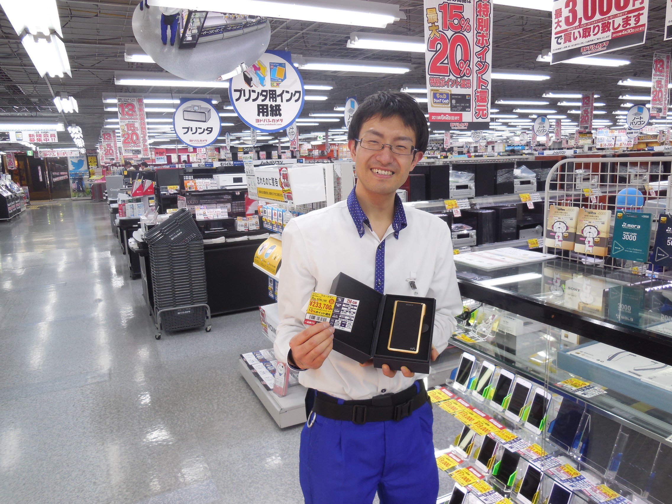 ヨドバシカメラ アウトレット京急川崎 大人気ウォークマン入荷のご案内 ソニーの高音質を追求したフラグシップモデルが緊急入荷 内蔵メモリ 256gb ハイレゾ音源なら約870曲収録可能 開梱のみの未使用品です Nw Wm1z N アウトレット特価 233 700