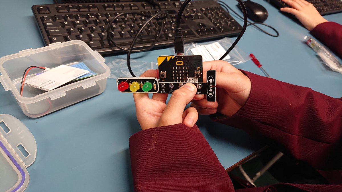 ComputingSGS's tweet image. Coding stopBits with year 7 today!
#microbit #stopbit #sgs #year7 #computerscience #computersciencerocks
@microbit_edu @Kitronik