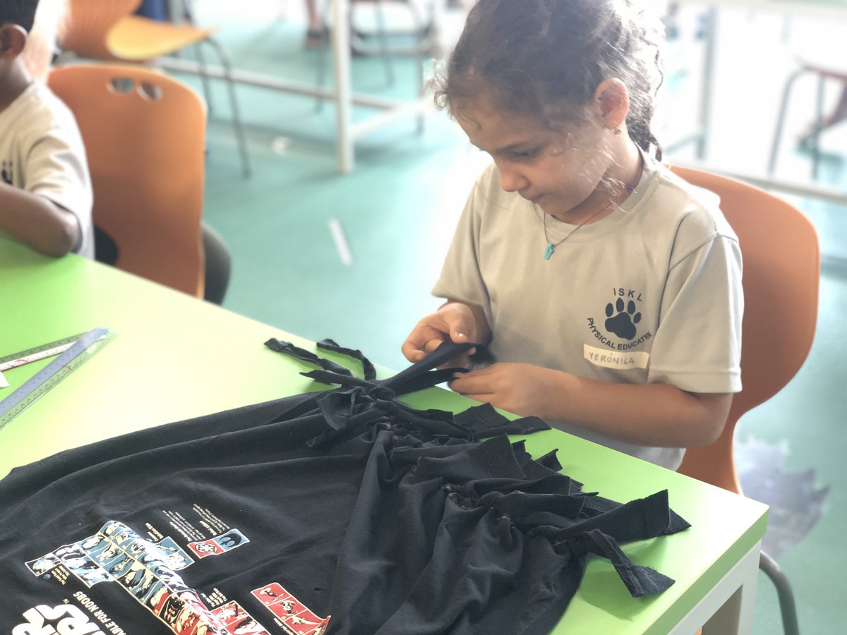 msemmagedge's tweet photo. We are continuing to celebrate #EarthWeek by putting our knowledge of recycling and reducing plastic use into action! The Ss turned old t-shirts into environmentally friendly reusebale tote bags in the #Makerspace. All we needed was scissors and rulers! #ISKLproud @ISKLofficial https://t.co/FWTLAhl22B