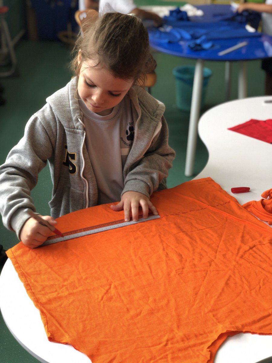 msemmagedge's tweet photo. We are continuing to celebrate #EarthWeek by putting our knowledge of recycling and reducing plastic use into action! The Ss turned old t-shirts into environmentally friendly reusebale tote bags in the #Makerspace. All we needed was scissors and rulers! #ISKLproud @ISKLofficial https://t.co/FWTLAhl22B