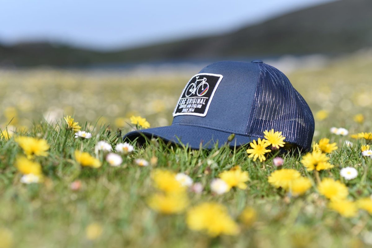 BicicletaLa's tweet photo. Ahora sí que sí !! Protégete del sol con estilazo !! #EstiloLBC !! Nuevas gorras @BicicletaLa disponibles en https://t.co/Q5F80XtHnh y en tienda @Maillot_Noir #cycling #cyclingshots 📸: @tonibaixauli https://t.co/wRbB8OWzvk