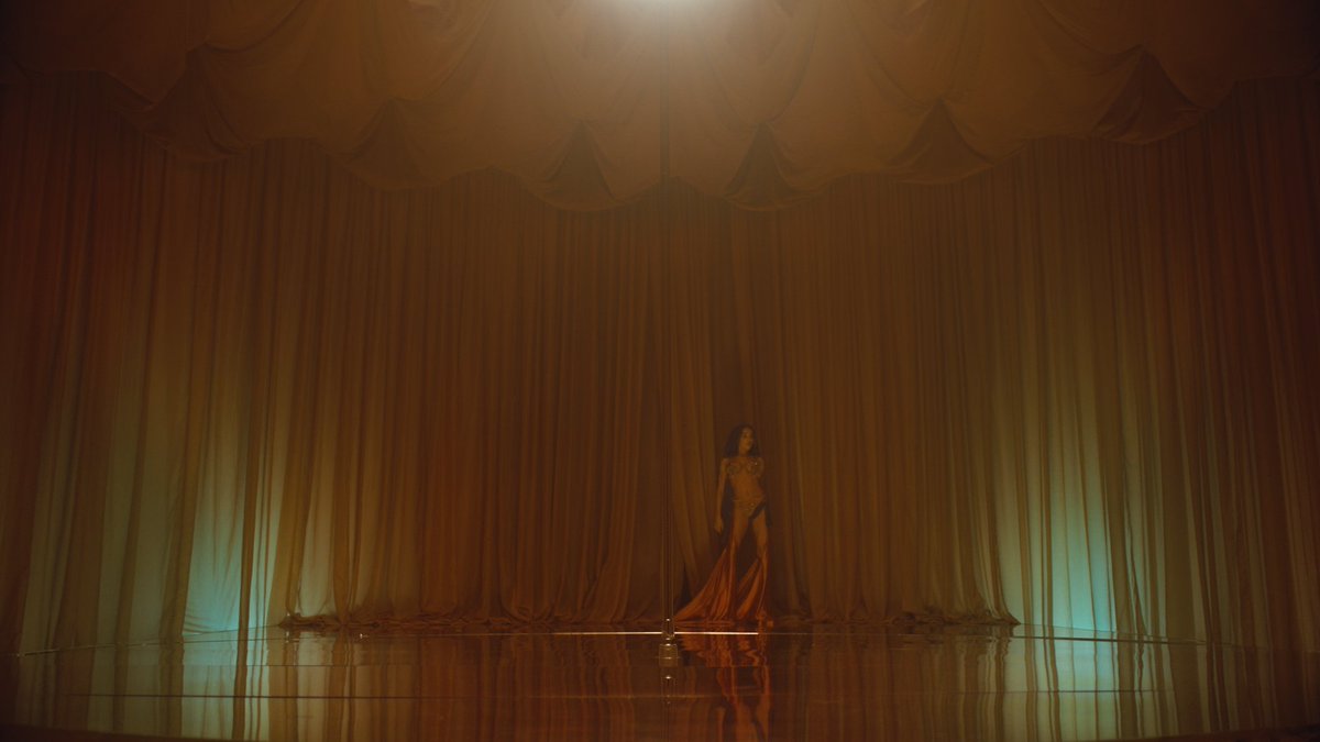 fkatwigspics's tweet photo. Cellophane / FKA twigs https://t.co/J9LII4qOmX