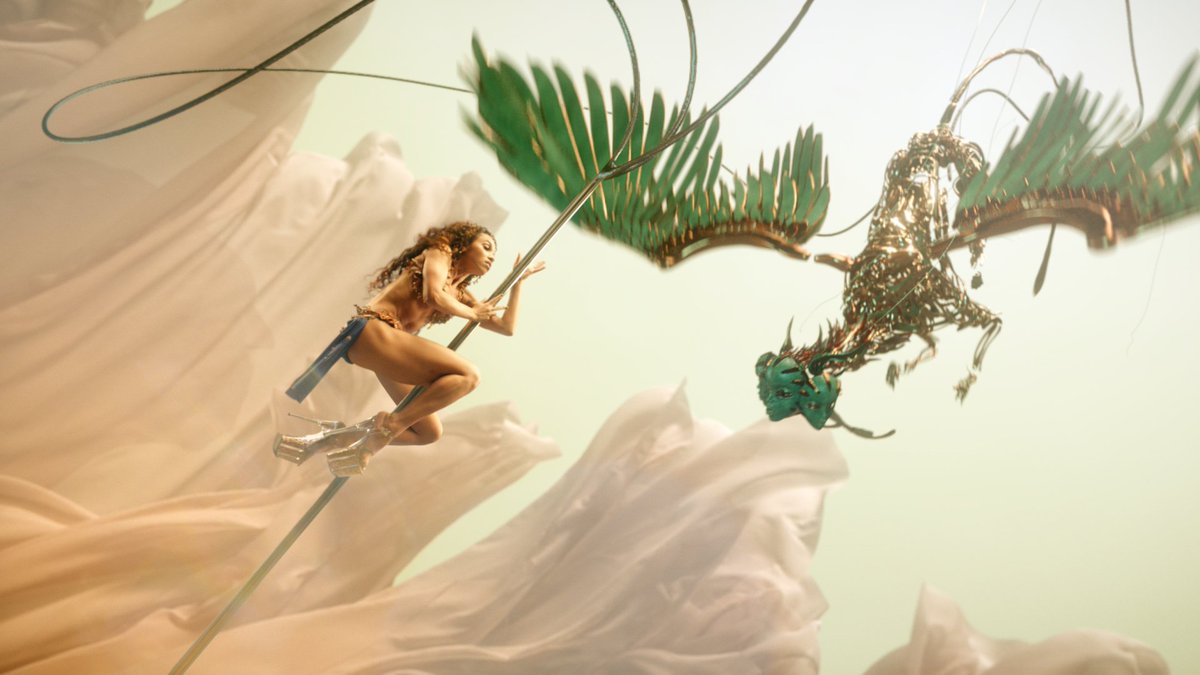 fkatwigspics's tweet photo. Cellophane by FKA twigs part 2 https://t.co/af48EWLllJ
