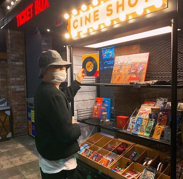 FaithfullyAeris's tweet photo. [INSTAGRAM] 190425 

Actualización de SUHO 
 "Wow😲 EXO-L está definitivamente en todas partes. Vine a ver una película temprano. Con Lee Donghwi como el actor principal de "Clientes jóvenes ". 

#BBMAsTopSocial EXO @weareoneEXO https://t.co/x5EkmEAdaW