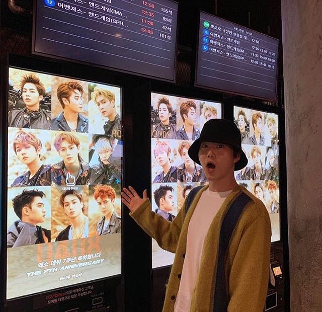 FaithfullyAeris's tweet photo. [INSTAGRAM] 190425 

Actualización de SUHO 
 "Wow😲 EXO-L está definitivamente en todas partes. Vine a ver una película temprano. Con Lee Donghwi como el actor principal de "Clientes jóvenes ". 

#BBMAsTopSocial EXO @weareoneEXO https://t.co/x5EkmEAdaW