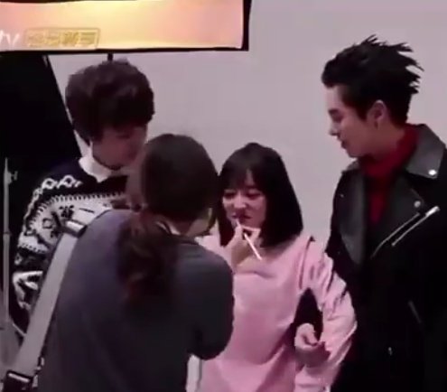 And MyChai + WHD !?! On a few occasions DD practised no hands on YY bode… and I'm quite sure it was more due to his worry of fingers digging into her will hurt bc he asked out loud 'Does it hurt?' Tbvh IF just coworkers, DYskinship WAS copping feels territory #DiYue