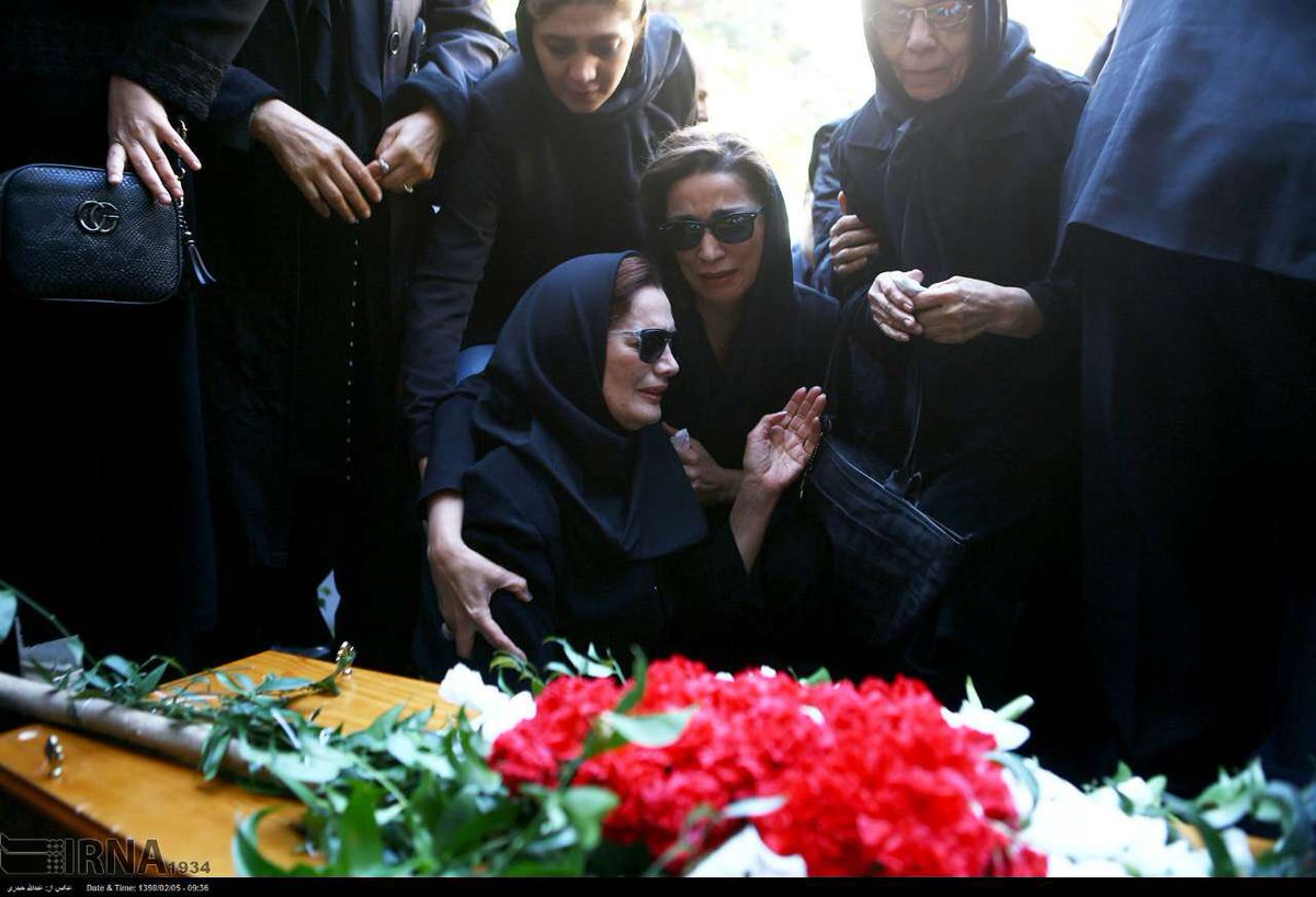 IRNA_1313's tweet photo. پیکر بهمن کشاورز وکیل دادگستری و حقوقدان برجسته کشور روز پنجشنبه با حضور گسترده مردم، فعالان سیاسی و جامعه حقوقی کشور از مقابل کانون وکلای دادگستری مرکز واقع در میدان آرژانتین تشییع شد.
📸: https://t.co/fyFkzVLHmo https://t.co/Ei5q9KAkib