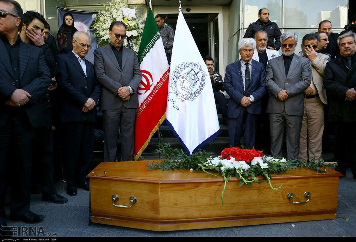 IRNA_1313's tweet photo. پیکر بهمن کشاورز وکیل دادگستری و حقوقدان برجسته کشور روز پنجشنبه با حضور گسترده مردم، فعالان سیاسی و جامعه حقوقی کشور از مقابل کانون وکلای دادگستری مرکز واقع در میدان آرژانتین تشییع شد.
📸: https://t.co/fyFkzVLHmo https://t.co/Ei5q9KAkib