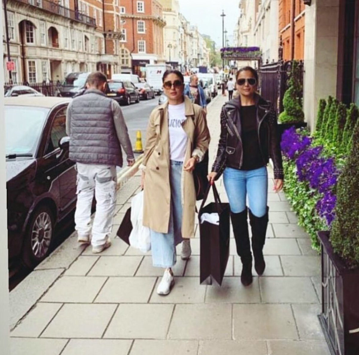 Kareena Kapoor London sokaklarında dolaşıyor 👀 #KareenaKapoorKhan #KareenaKapoor #KareenaTalksToRajeev #BollywoodCelebs #BollywoodActress #BollywoodNews