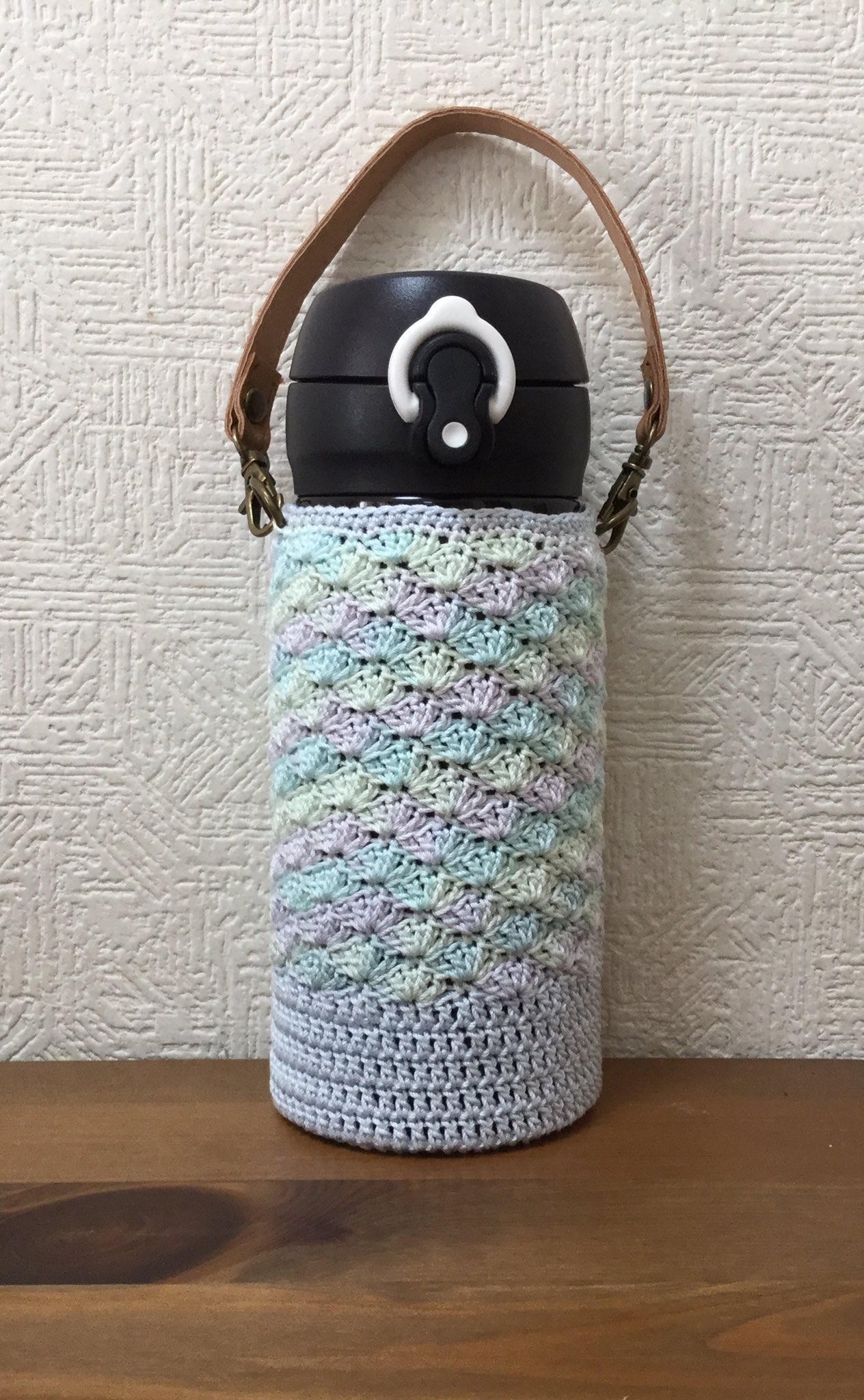 おうち 水筒カバー 完成しました 今回は セリアの持ち手を付けました 糸は ダイソーです 可愛く出来て 大満足です ハンドメイド 水筒カバー かぎ針編み 編み物 セリア ダイソー おうち 水筒カバー 完成しました 今回は セリアの持ち手を付けました 糸は ダイソーです 可愛く出来て 大満足です ハンドメイド 水筒カバー かぎ針編み 編み物 セリア ダイソー