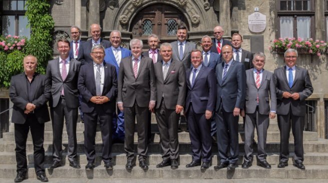 Der Shitstorm wird unvermeidbar sein.... Aber: Welche Gesellschaft soll hier abgebildet werden?