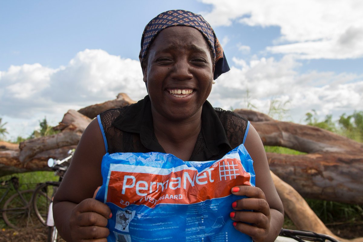 adppmozambique's tweet photo. ADPP distributed 500 mosquito nets to the same number of families affected by Cyclone IDAI in Muda, a community in Nhamatanda district. Priority was given to pregnant women, women with children, the elderly and the vulnerable. #MalariaDay https://t.co/Ki29cWrfjE