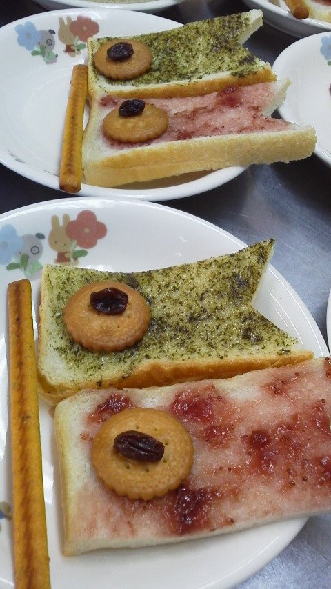 千川保育園 今日はこどもの日集会 ４月の誕生会 でした こどもの日の由来や 各クラスの手作りこいのぼりの紹介をしました おやつには こいのぼりパン が登場 おいしくいただきました