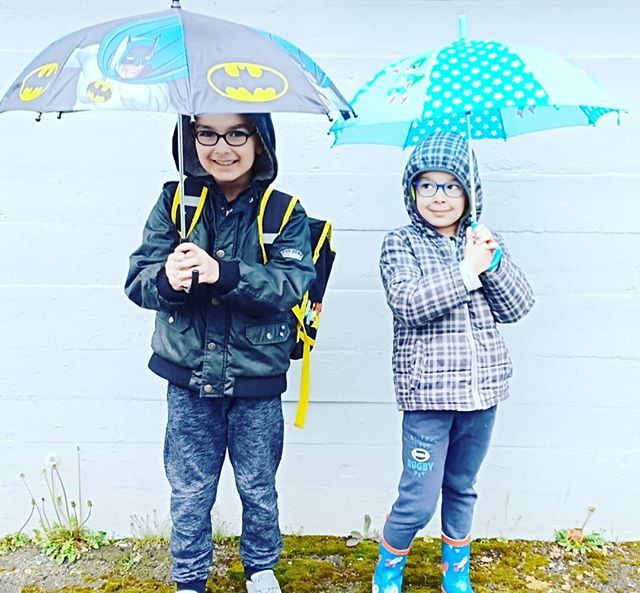 lecturesdeliyah's tweet photo. Journée sous la pluie !
On sort les bottes et les parapluies ☔
Qui c'est qui va sauter dans les flaques ? 😅
▪️
#jibrilguigui #mysons #mesenfants #mesgarcons #mesfils #jourdepluie https://t.co/eU3uqFgI9y