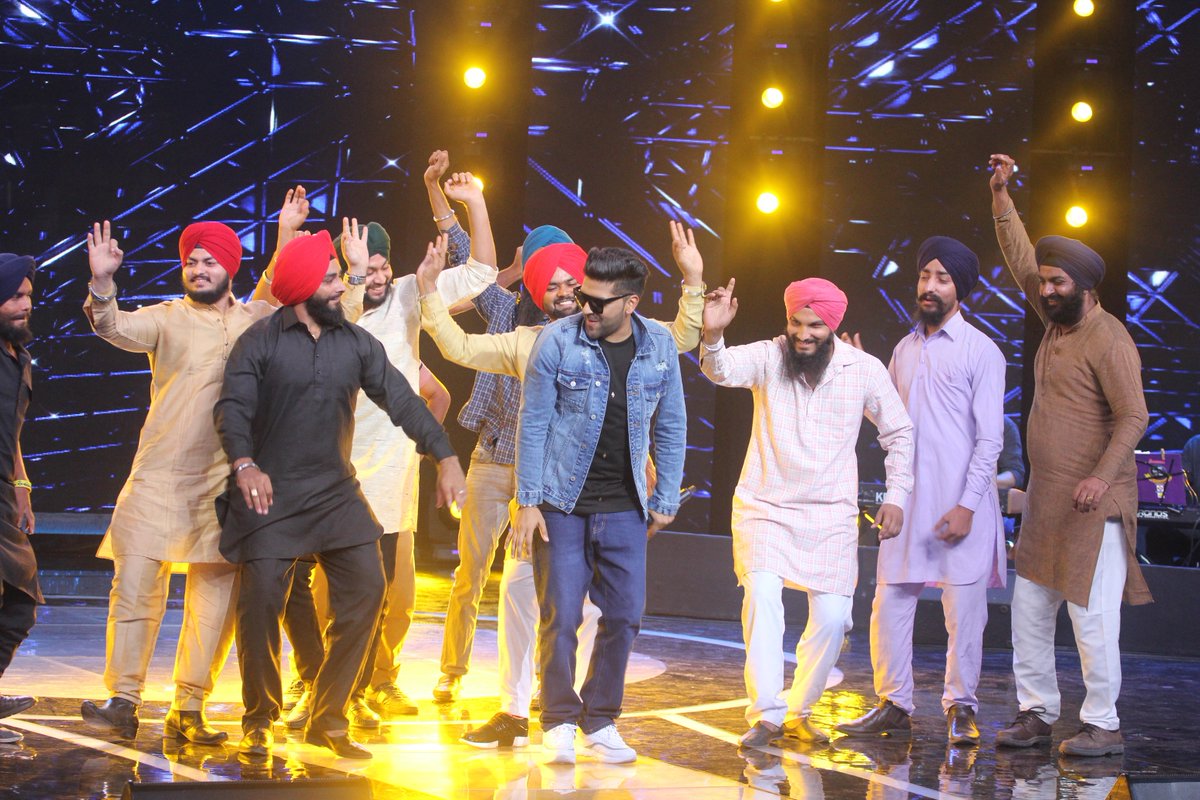 DelhiTimesTweet's tweet photo. .@GuruOfficial’s fans surprised him on the sets of Sa Re Ga Ma Pa Lil Champs! #SRGMLilChamps https://t.co/YbJoZXJqiX
