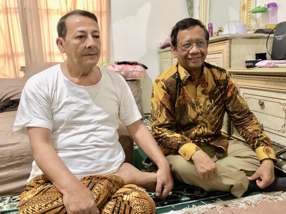 mohmahfudmd's tweet photo. Biasanya orang awam melihat Habib Luthfi ibn Yahya dgn pakaian khas habib, lengkap dgn segala sorbannya (kanan). Tapi td sy   ngobrol di kamar beliau dan beliau hny memakai kaus (kiri). Sy jg punya foto kenangan dgn beliau ketika beliau bermain organ dan mengajak saya bernyanyi. https://t.co/BCsuv7Sf2G