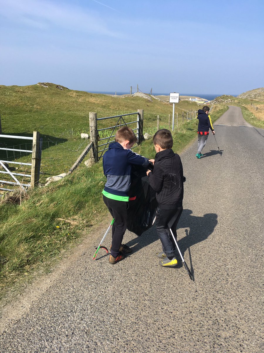 MacneilKerry's tweet image. Annual Craigston clean up, the first year we did the clean up we collected 13/14 bags and lots of plastics, this year there were only 6 bags 😁 @CleanCoastOH @BeairteasBarra #winning #keepbarraandvatersaytidy #isleofbarra #WesternIsles #craigstoncleanup #2016 #2019