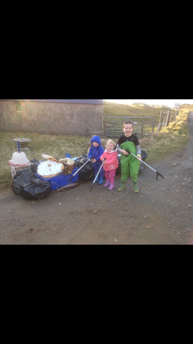 MacneilKerry's tweet image. Annual Craigston clean up, the first year we did the clean up we collected 13/14 bags and lots of plastics, this year there were only 6 bags 😁 @CleanCoastOH @BeairteasBarra #winning #keepbarraandvatersaytidy #isleofbarra #WesternIsles #craigstoncleanup #2016 #2019